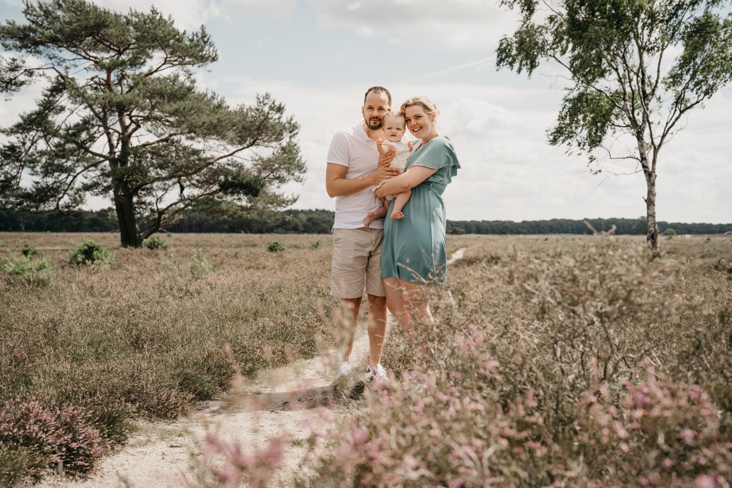 Gezinsfoto met dochter op de heide.