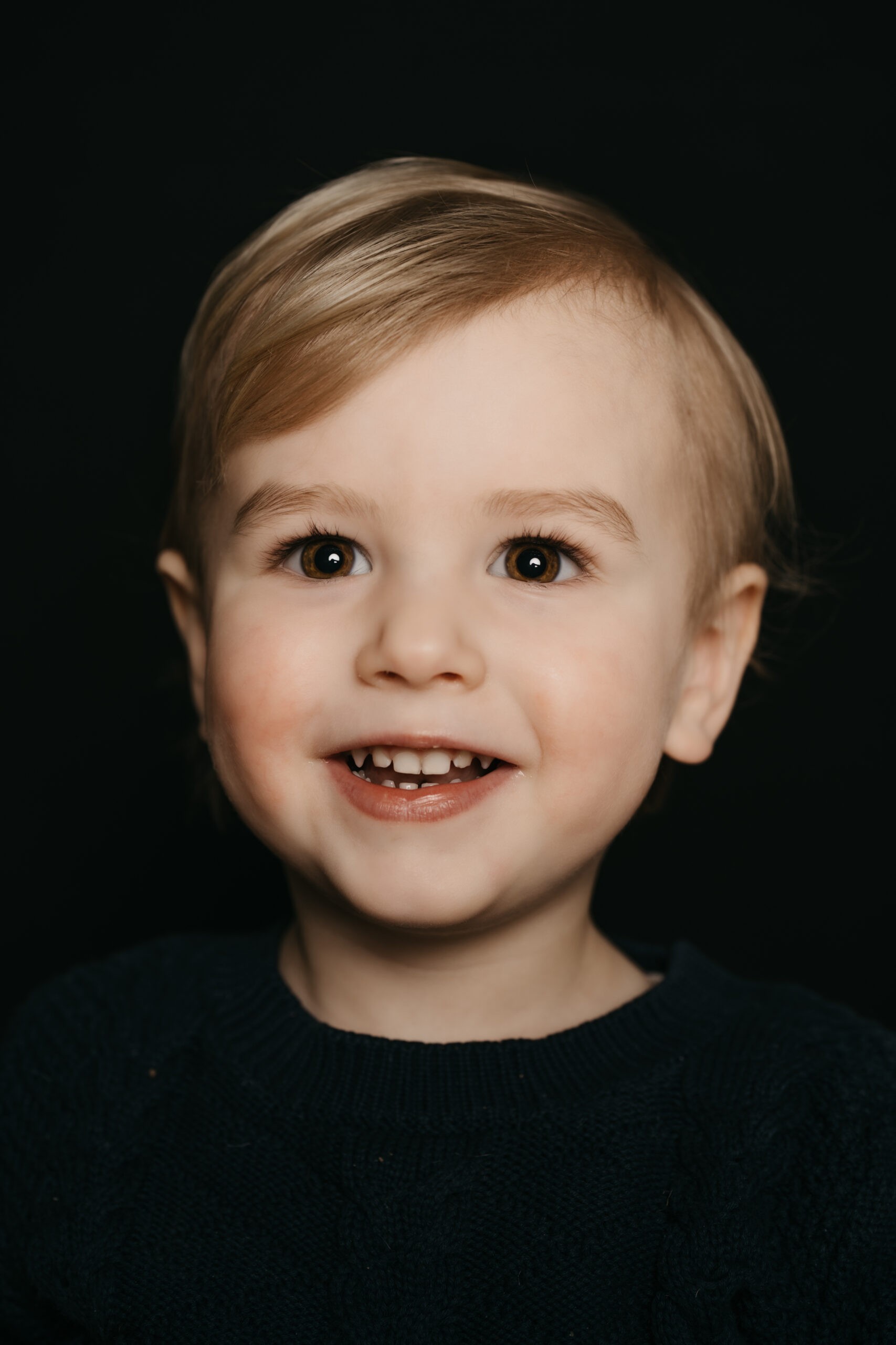 Fine art kinderportret op zwarte achtergrond